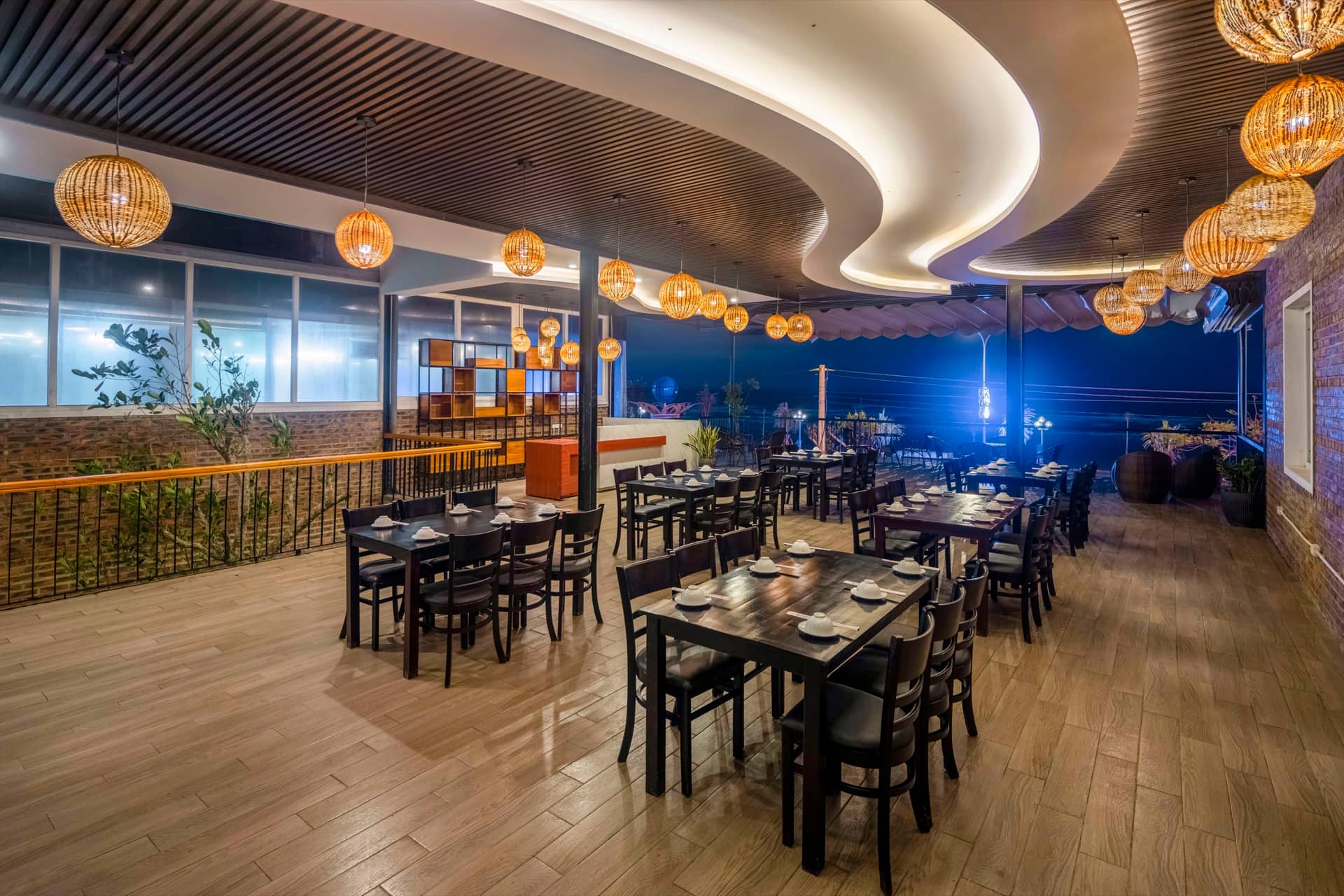 Bàn ghế gỗ nhà hàng